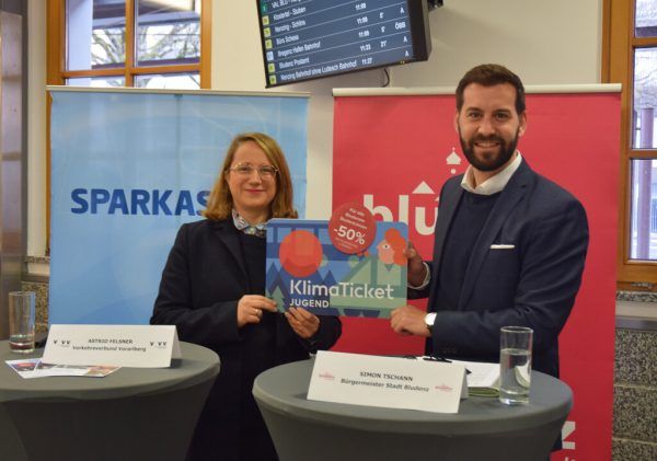 Bürgermeister Simon Tschann präsentiert das vergünstigte Klimaticket. Stadt Bludenz