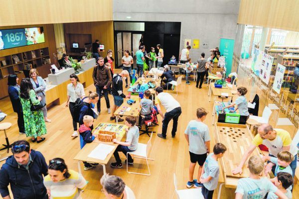 Das „Kids Maker Weekend“ lockte schon im vergangenen Jahr viele junge Technikbegeisterte in die Stadtbibliothek. Stadt Dornbirn