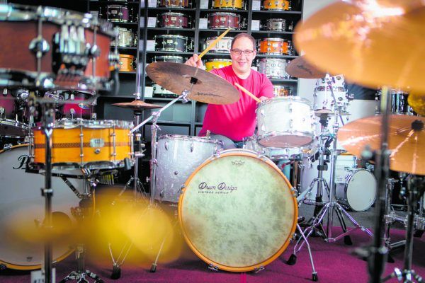 Der Schlagzeughersteller in seinem Musikladen in Dornbirn. Hartinger