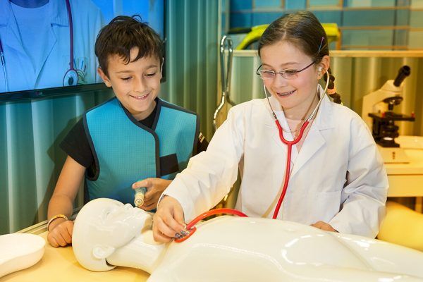 Die Kinder erfahren in der Ausstellung, wie das Stethoskop entwickelt wurde und können es auch ausprobieren. Hannes Loske, inatura