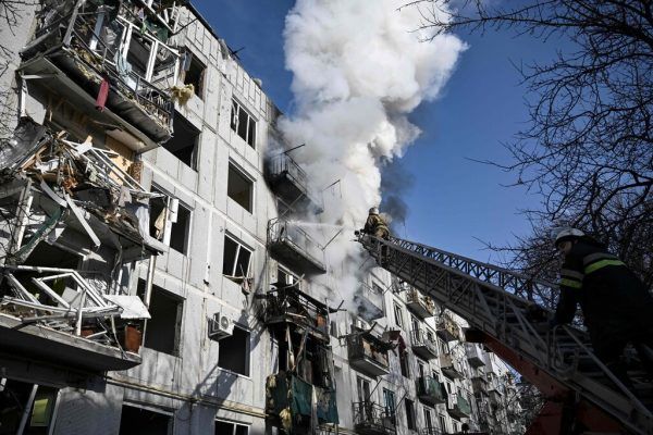 Ein Gebäude im ostukrainischen Tschuhujiw wird gelöscht, nachdem es in Brand geschossen wurde.ARIS MESSINIS/AFP