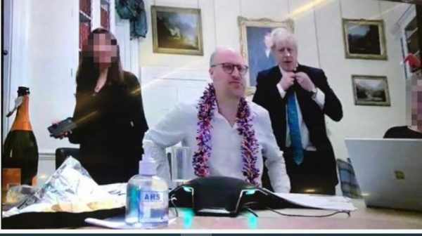 Foto von Party im Lockdown aufgetaucht. twitter
