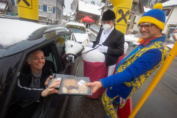 Im „Läbbe Drive-in“ gibt es am „gumpiga Donnschtig“ wie im Vorjahr wieder Braten.Hartinger