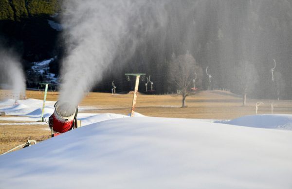 Immer öfter sorgen Schneekanonen für Schnee  apa