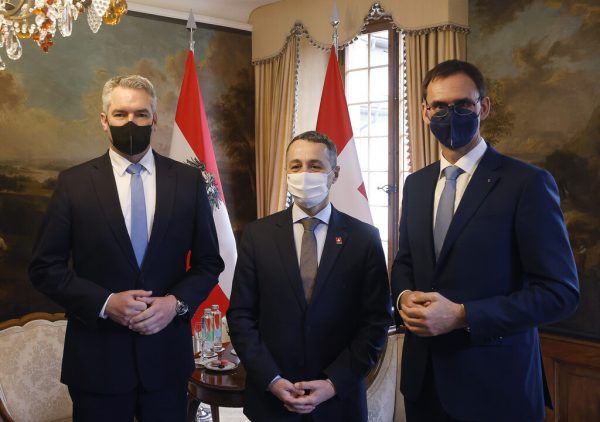 Kanzler Karl Nehammer, Bundespräsident Ignazio Cassis und Landeshauptmann Markus Wallner (v.l.).