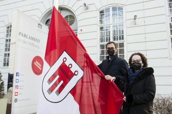 Landeshauptmann Markus Wallner und Bundesrats-Präsidentin Christine Schwarz-Fuchs hissten die Landesflagge.