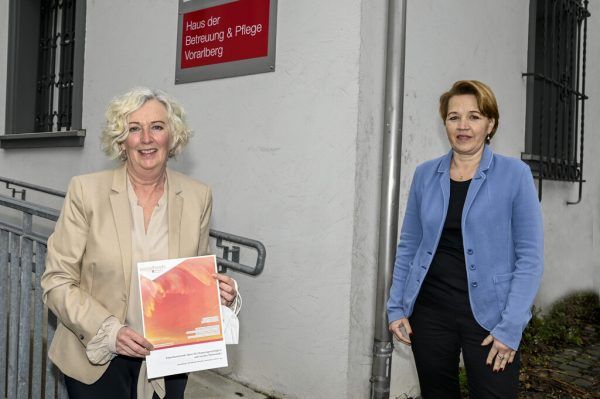 Landesrätin Katharina Wiesflecker und Bürgermeiserin Andrea Kaufmann präsentieren die Pläne. Land/Furxer