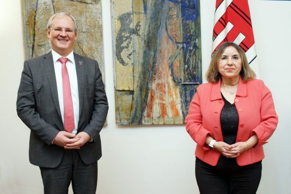 Landtagspräsident Harald Sonderegger mit Generalkonsulin Gülseren Çelik. Landtag/Bertsch