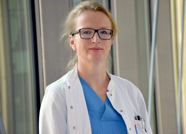 Man weiß nicht, wohin die Reise für schwer betroffene Long-Covid-Patienten geht. Ärztin Judith Löffler-Ragg (oben) beschäftigt sich intensiv mit Long Covid. shutterstock/mui d bullock