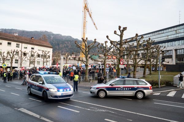 Polizisten bei einer Corona-Demonstration vor dem Landhaus. serra