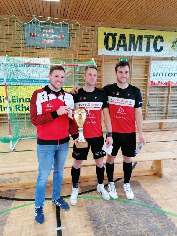 Simon König (m.) und Stefan Feurstein holten sich den Cup. Patrick Schnetzer (l.) fällt noch länger aus. privat