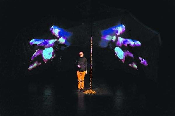 Torsten Hermentin zeigt einen nachdenklichen, resignierten Thomas Gratt. Theater Kosmos/Mistura