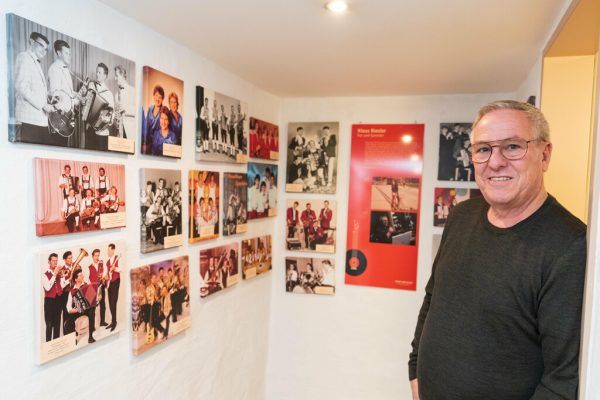 Über 70 Musikgruppen sind in Riezlers Bar ausgestellt. Einige der Bilder finden sich auch auf seinem Blog. Stiplovsek