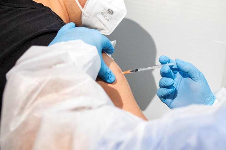 Wer sich mindestens drei Impfungen geholt hat, profitierte am meisten vom Schutz.APA