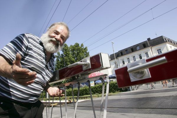 „Wif“ Kofler 2006 mit den an den Bahnschranken montierten Türklinken – die bald entfernt wurden. Klaus Hartinger