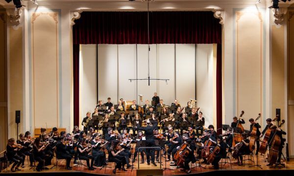 Zeigte sein Können: Das Sinfonieorchester des Landeskonservatoriums unter Benjamin Lack (oben). Victor Marin (2)