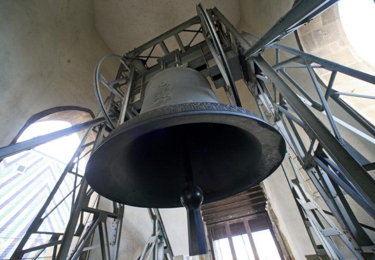 Am 25. Juli läuten in ganz Österreich Kirchenglocken, auch die abgebildete Pummerin im Stephansdom, als Zeichen der Solidarität mit hungernden Menschen weltweit. ⇒APA