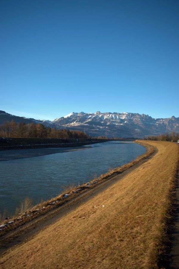 Der Rhein in Liechtenstein. Shutterstock