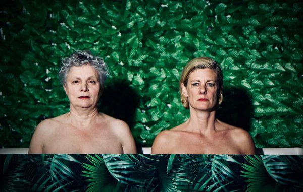 Helga Pedross (ganz links) und Maria Fliri stehen als Mutter und Tochter auf der Bühne. Caro Stark