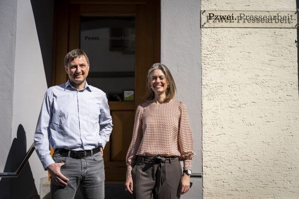 Nach 20 Jahren gibt Wolfgang Pendl die Geschäftsführung seiner PR-Agentur an Daniela Kaulfus ab.Pzwei/Ben Kaulfus