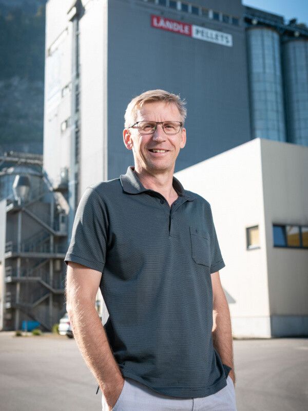 Ländle Pellets verfügt am Standort in Dornbirn über Lagerkapazitäten von rund 7000 Tonnen. Im großen Bild: Geschäftsführer Bernd Hagen.wpa, ländle pellets