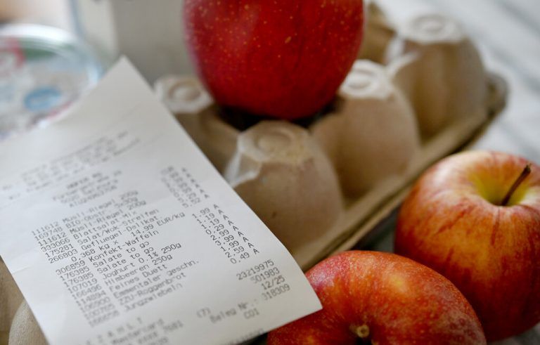 Steigende Preise belasten viele Haushalte: Senioren erhalten Unterstützung durch Lebensmittelgutscheine. ⇒APA