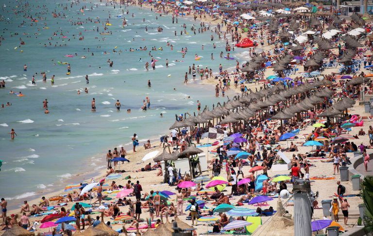 Auch viele Vorarlberger und Vorarlbergerinnen zieht es im Sommer an die Mittelmeerstrände – im Bild Mallorca.⇒REUTERS/Enrique Calvo, Sunshine Tours, Herburger Reisen, Klaus Hartinger