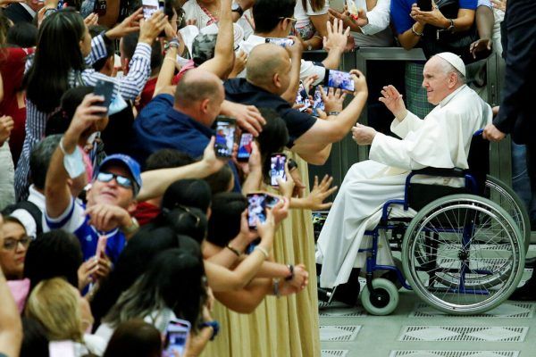 Papst Franziskus hielt die erste Generalaudienz nach der Sommerpause. APA/AFP/Reuters