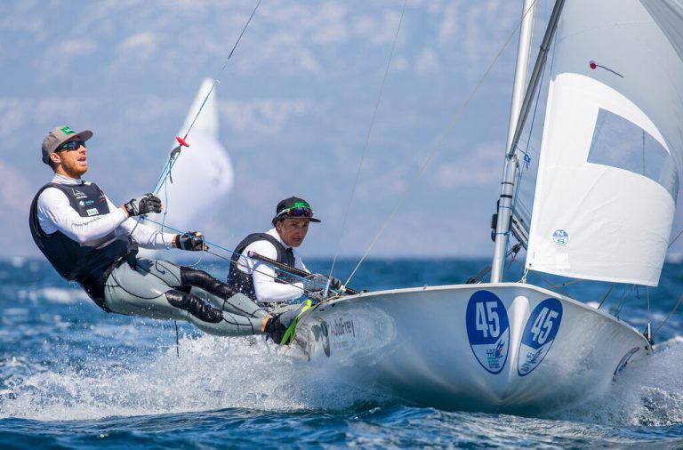Nicht der Sonne entgegen, sondern hoffentlich einer Olympia-Medaille segeln Mähr und Vadlau. Nikos Alevromytis