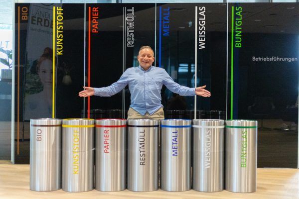 Reinhard Pierer zeigt einige der Hausmüll-Kategorien.shutterstock (3), Hartinger (4)
