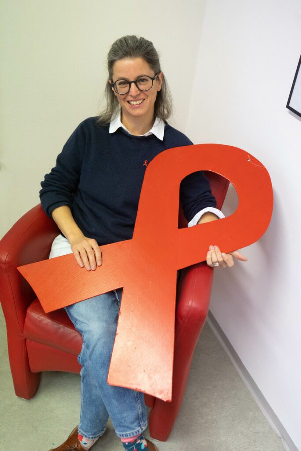 Angela Knill mit der roten Schleife – dem Symbol für Solidarität mit HIV-Infizierten und Aids-Kranken. Klaus Hartinger (2)