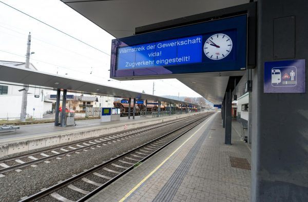 Auf den Zugbahnhöfen im Land ging gestern nichts. Heute sollten die Züge wieder normal fahren. Dietmar Stiplovsek(3) Elisabeth Achammer(4)