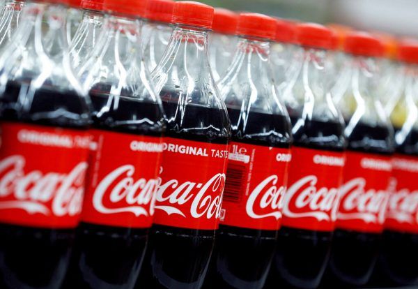 Bei Edeka gibt es bald wieder Coca-Cola zu kaufen. Reuters