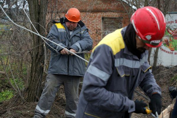 Die Techniker arbeiten landesweit an der Reparatur der beschädigten Netze. AFP/Anatolii Stepanov