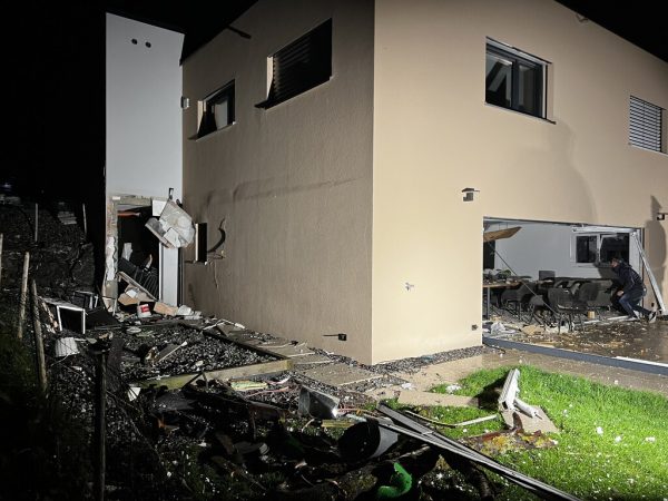 Haus wurde durch die Explosion schwer beschädigt. vlach