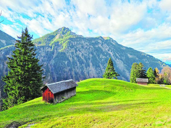 Oben: Die Kuratienkirche Hl. Katharina im Ortsteil Marul in der Gemeinde Raggal. Großes Bild: Parzelle Ahorn mit Blick auf den Hohen Fraßen. Glück/vylet