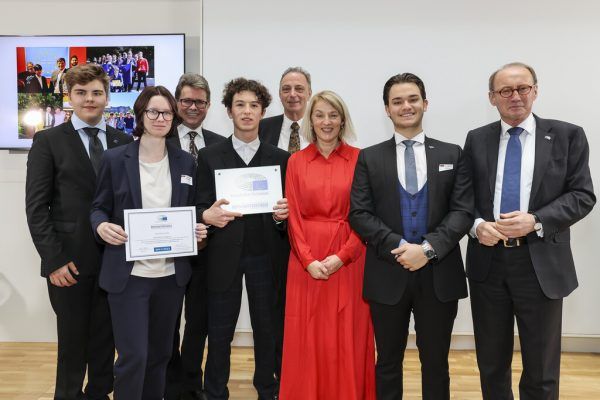 Schüler der HAK/HAS Feldkirch nahmen die Auszeichnung in Wien entgegen. APA/Reither