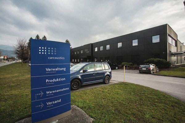 Carcoustics schließt seinen Produktionsstandort für die Serienfertigung in Klaus. Shutterstock