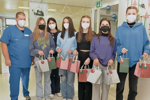Gemeinsam mit ihrer Lehrerin brachten fünf Schülerinnen die Geschenke ins Stadtspital Dornbirn. Stadt Dornbirn