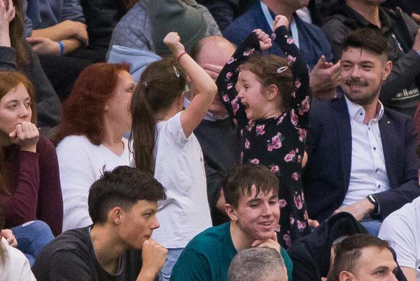 Auch die kleinsten Besucher wurden gestern in Wolfurt in den Bann des Hallenfußball-Zaubers gezogen. Philipp Steurer