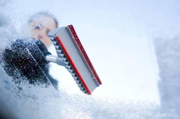 Bei der Frontscheibe ist zumindest die Fläche des Scheibenwischers freizukratzen. shutterstock