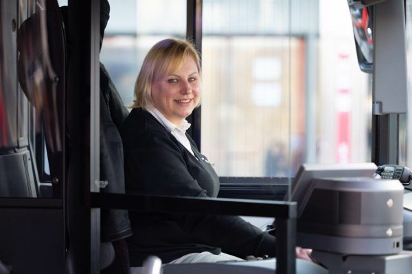 Buslenkerin Laura Dziuvyte berichtet davon, dass die Fahrgäste sich zu Beginn der Umstellung vermehrt mit Fragen an sie gewendet haben. Mittlerweile habe sich das wieder beruhigt.