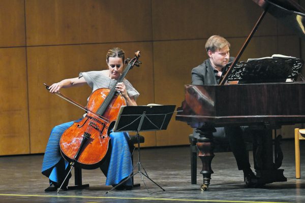 Die Cellistin und der Pianofortespieler beim Kammermusikabend in Weingarten.  Hans Spirek (2)