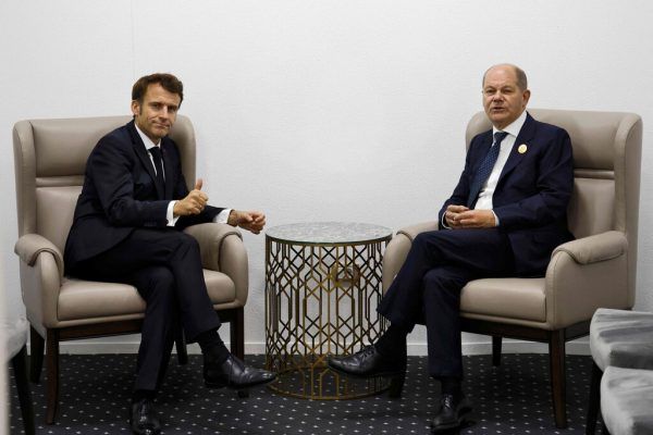 Emmanuel Macron (l.), Olaf Scholz und Abgeordnete beider Parlamente kommen zusammen.  apa