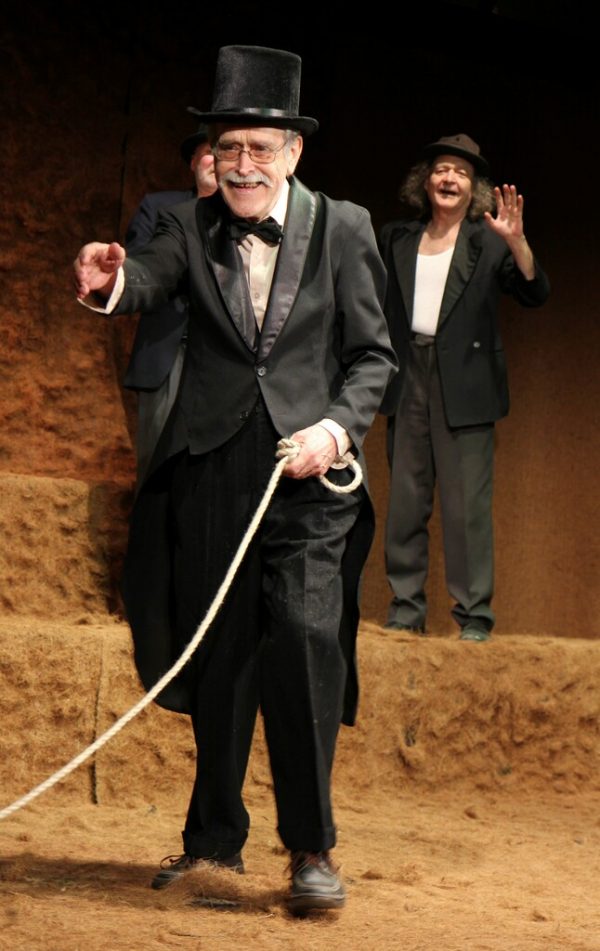 Helmut Kasimir 78-jährig im Theaterstück „Warten auf Godot“ in der Inszenierung von seinem Sohn Stephan Kasimir.   Caro Stark