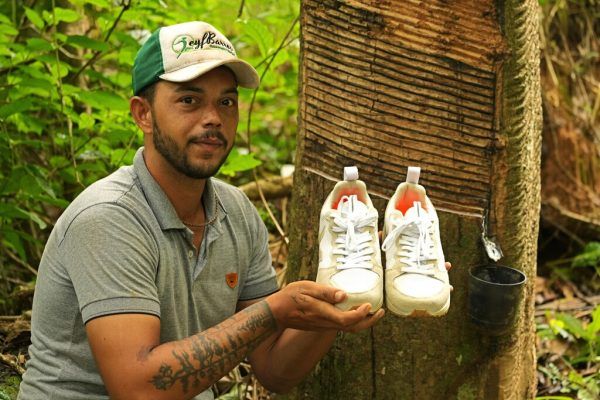 Kautschuk-Zapfer Rogério Mendes zeigte stolz seine Veja-Sneaker. AP/Eraldo Peres