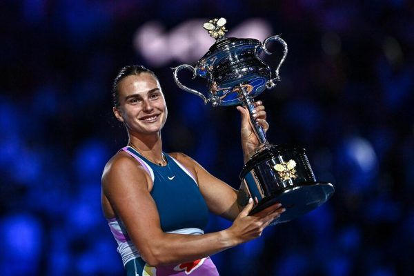 Sabalenka mit der Trophäe. AFP