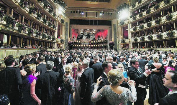 Auch der Wiener Opernball dient im Buch von Reinhard Peter (kl. Foto) als Schauplatz.  APA/Fohringer, Privat, Verlag