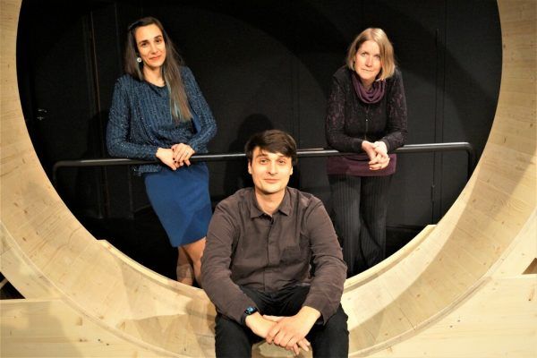 Ausstatterin Marina Deronja, Dramaturg Elias Lepper und Regisseurin Agnes Kitzler. Yasmin Ritter (4)