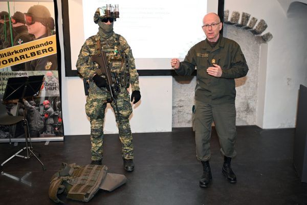 Brigadier Hessel erklärt die Neuerungen.  BH